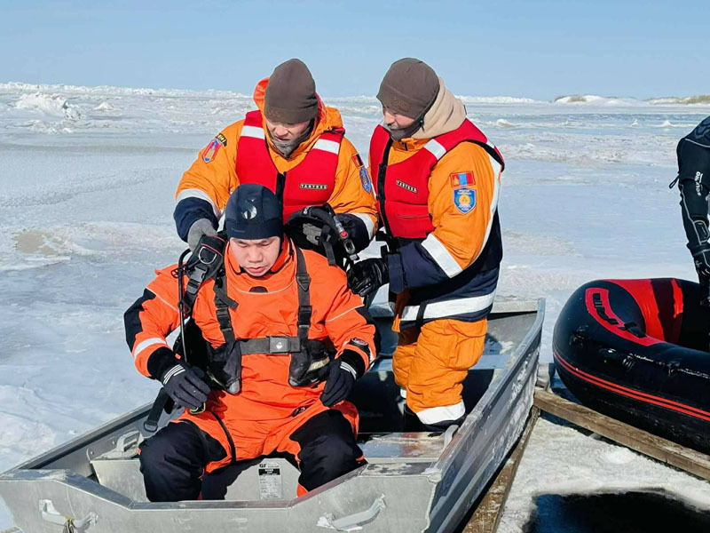Буйр нуурт живсэн тээврийн хэрэгслиийг 6 метрийн гүнээс татан гаргалаа